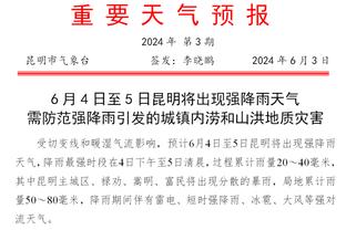 情到深处！范迪克拿着奖杯眼含热泪与球迷互动